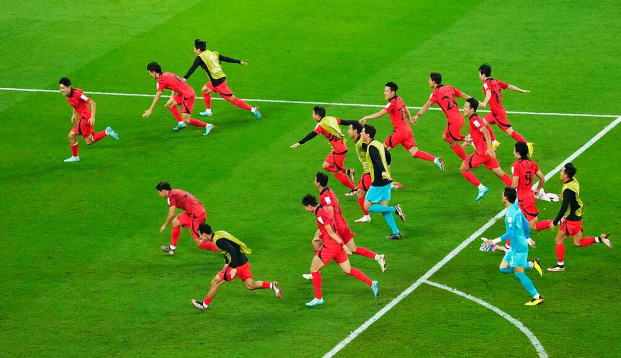 Para pemain Korea Selatan merayakan setelah mengalahklan Portugal pada pertandingan sepak bola Grup H Piala Dunia 2022 di Education City Stadium, Al Rayyan, Qatar, 2 Desember 2022. Korea Selatan melaju ke babak 16 besar Piala Dunia 2022 usai menaklukkan Portugal dengan skor 2-1. (AP Photo/Darko Bandic)