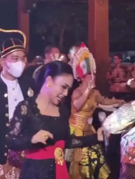 Tak sekadar berbincang, pertemuan seniman dan politisi ini makin hangat berkat momen menari bareng. Yuni Shara dikenal komunikatif saat berada di atas panggung. Penyanyi bernama asli Wahyu Setyaning Budi ini tak ragu turun panggung saat nyanyi demi lebih dekat dengan penonton. Momen ini terasa cair tanpa sekat. Tarik mang! (Foto: Dok. Instagram @yunishara36)