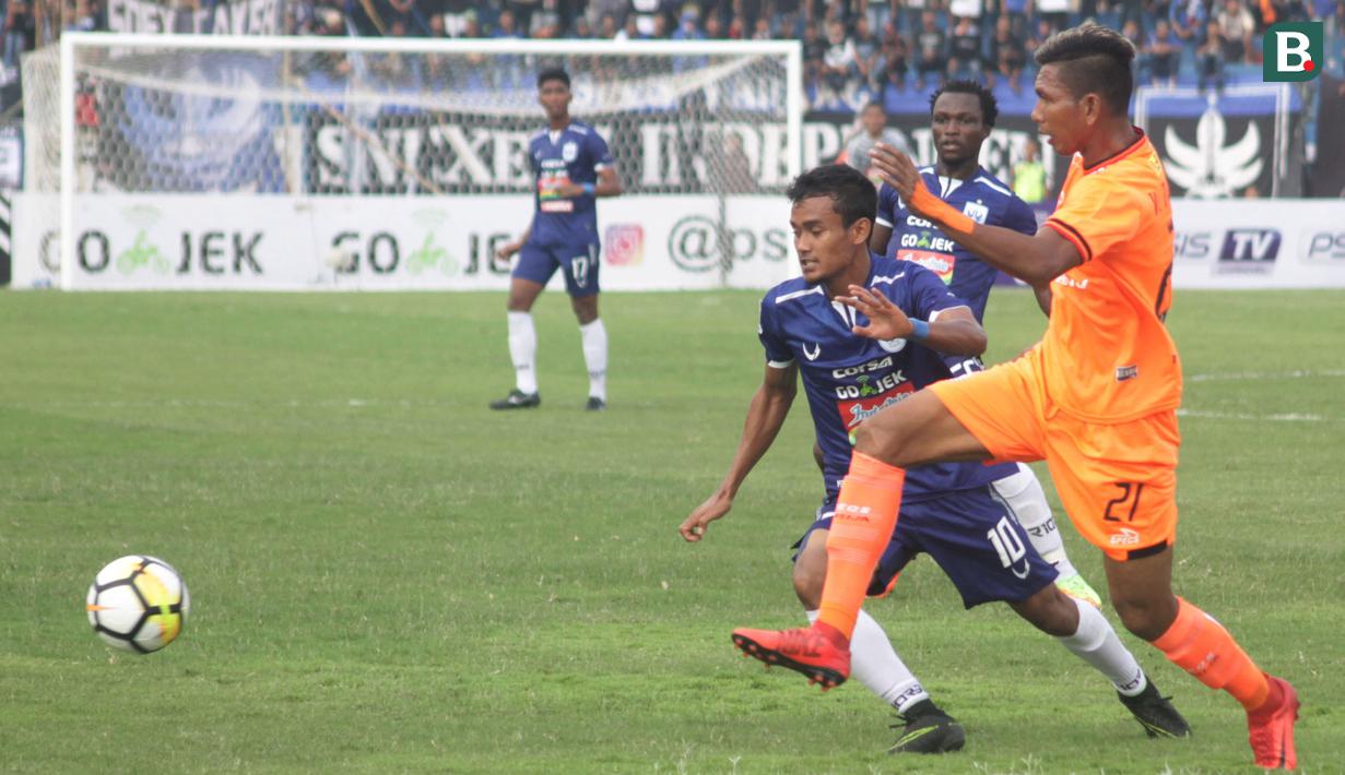 Bek Persija Jakarta, Valentino Telaubun, menghindari kejaran striker PSIS Semarang, Komarudin, pada laga Liga 1 di Stadion Sultan Agung, Bantul, Jumat (20/4/2018). PSIS kalah 1-4 dari Persija. (Bola.com/Ronald Seger)