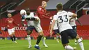 Gelandang Manchester United, Donny van de Beek, mengontrol bola saat melawan Tottenham Hotspur pada laga Liga Inggris di Stadion Old Trafford, Minggu (4/10/2020). Tottenham menang dengan skor 6-1. (Oli Scarff/Pool via AP)