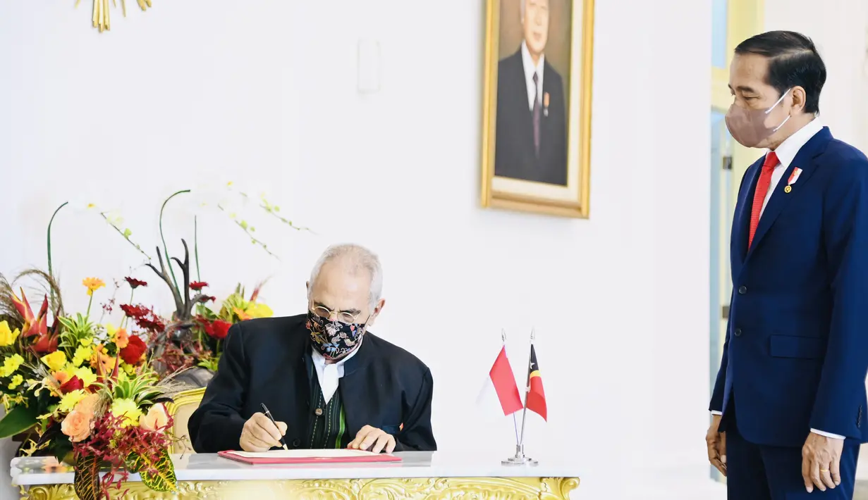 Presiden Joko Widodo atau Jokowi (kanan) melihat Presiden Timor Leste Jose Ramos Horta menandatangani dokumen saat menerima kunjungan kenegaraan di Istana Kepresidenan Bogor, Jawa Barat, Selasa (19/7/2022). Jose Ramos Horta baru dilantik menjadi Presiden Timor Leste pada Mei 2022. Jokowi mengajak Ramos Horta masuk ke dalam Istana Kepresidenan Bogor untuk berfoto bersama dan menandatangani buku tamu. (Foto: Laily Rachev - Biro Pers Sekretariat Presiden)