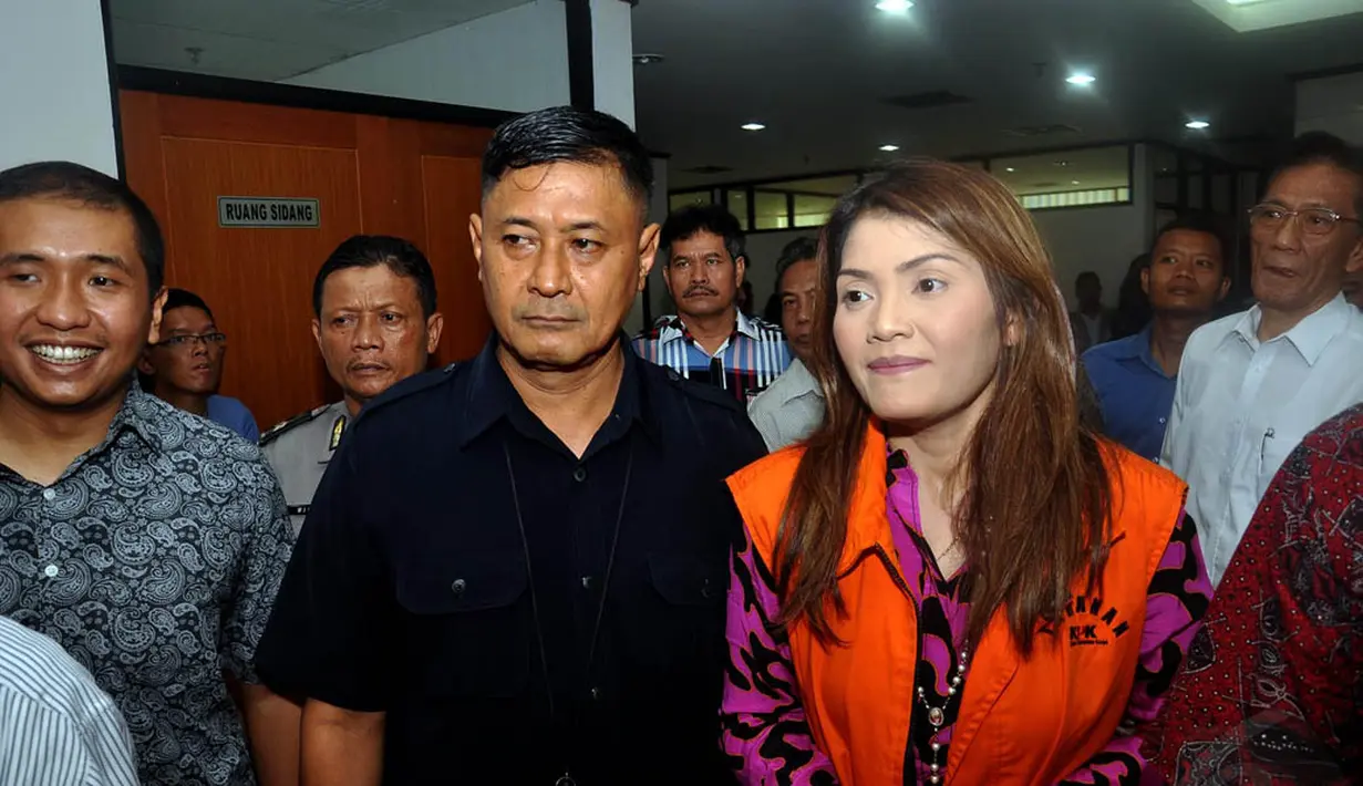 Artha Meris Simbolon berjalan seusai mengikuti sidang di Pengadilan TIpikor, Jakarta, (2/10/14). (Liputan6.Com/Miftahul Hayat)