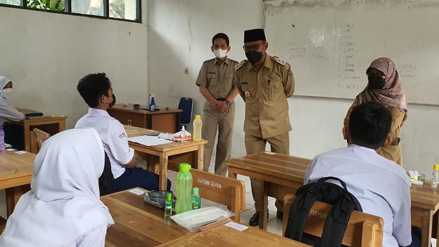 Wakil Wali Kota Depok Imam Budi Hartono meninjau pelaksanaan PTM di SMP Negeri 1 Depok, Senin (4/10/2021).