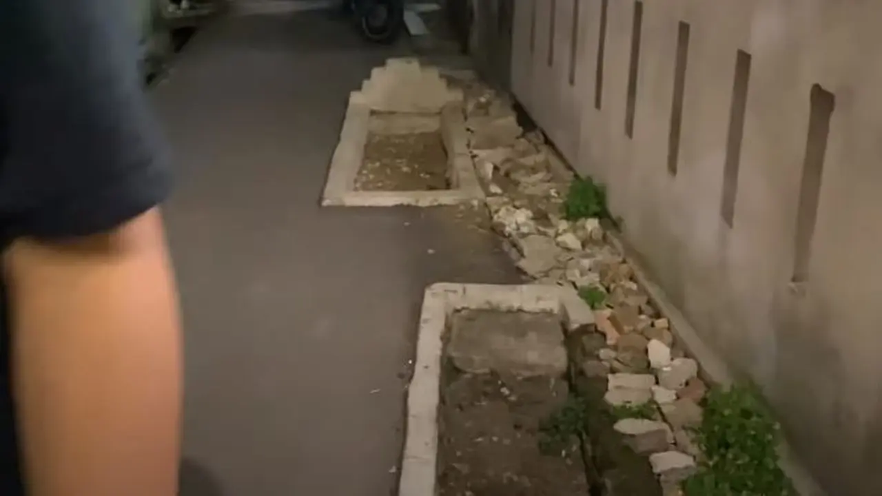 6 Potret Makam di Pinggir Gang yang Viral, Tersebar di Tengah Perkampungan