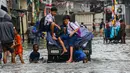 Ketinggian banjir akibat pasang air laut di kawasan Muara Baru, Jakarta Utara mencapai sekitar 80 cm. (Liputan6.com/Angga Yuniar)