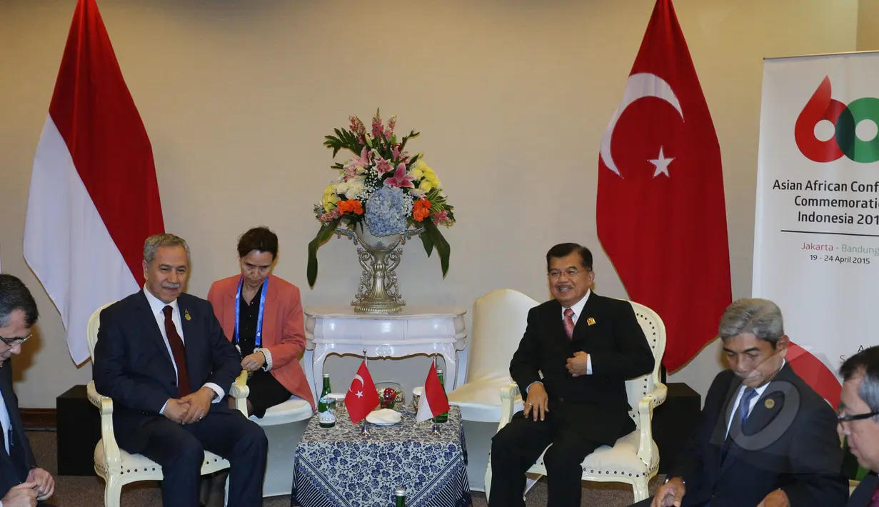 Wapres Jusuf Kalla (kanan) berbincang dengan Wakil PM Turki, Bulent Arinc dalam pertemuan Bilateral Konferensi Tingkat Tinggi (KTT) Asia Afrika 2015 di JCC, Kamis (23/4). Kedua negara membahas perdamaian di Timur Tengah. (Liputan6.com/Herman Zakharia)