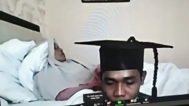 wisuda online ditemani ibu yang sakit
