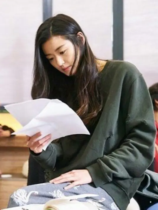 Aktor Korea ini tampak takjub ketika bertemu dengan Jun Ji Hyun. Ia pun menuturkan kebahagian yang dirasakan saat beradu akting dengan Jun Ji Hyun di sebuah episode. (Instagram/Junjihyunofficial)