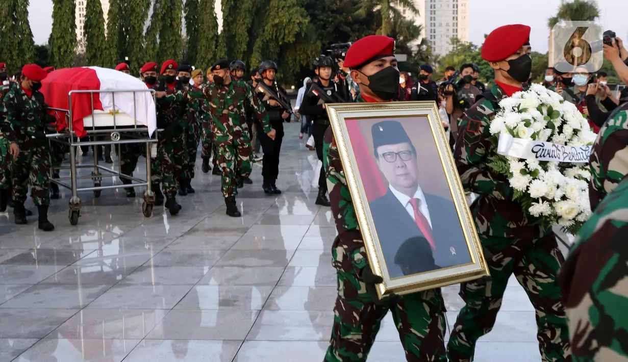 Anggota TNI mengiringi jenazah Menteri Pendayagunaan Aparatur Negara dan Reformasi Birokrasi (Menpan RB) Tjahjo Kumolo menuju lokasi pemakaman di Taman Makam Pahlawan Nasional, Kalibata, Jakarta, Jumat (1/7/2022). Menpan RB Tjahjo Kumolo meninggal dunia pada Jumat (1/7) sekitar pukul 11.10 WIB. (Liputan6.com/Helmi Fithriansyah)