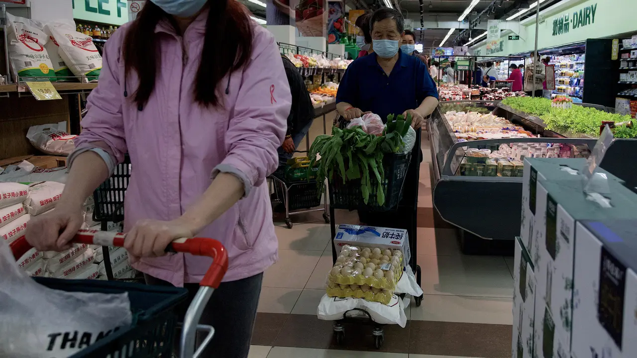 Khawatir Lockdown COVID-19, Warga Beijing Serbu Supermarket