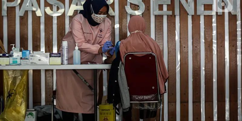 Vaksinasi di Stasiun Pasar Senen