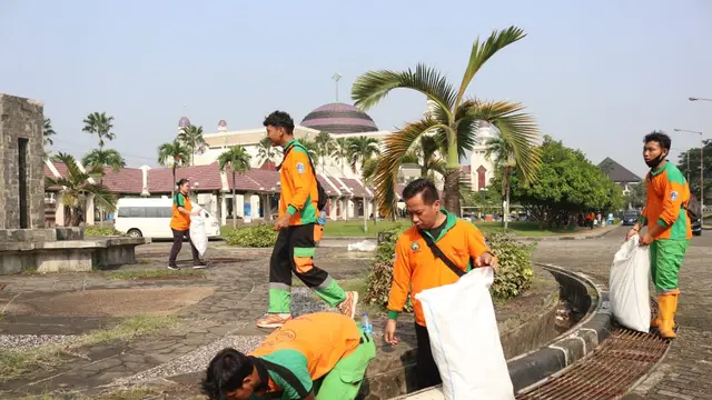 Dinas Lingkungan Hidup (DLH) DKI Jakarta mengerahkan pasukan oranye untuk melakukan giat bersih-bersih Masjid dan Mushola di wilayah tugasnya masing-masing dalam rangka menyambut Ramadhan 2023.