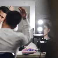 Pelantun 'Nuansa Bening' ini juga terkenal sebagai seleb yang sadar betul bahwa penampilan. Vidi pun selalu membiasakan diri untuk tampil sebaik mungkin. Salah satunya gaya formal penyanyi kelahiran Jakarta yang simpel dan bisa kamu tiru.(Liputan6.com/IG/@vidialdiano)