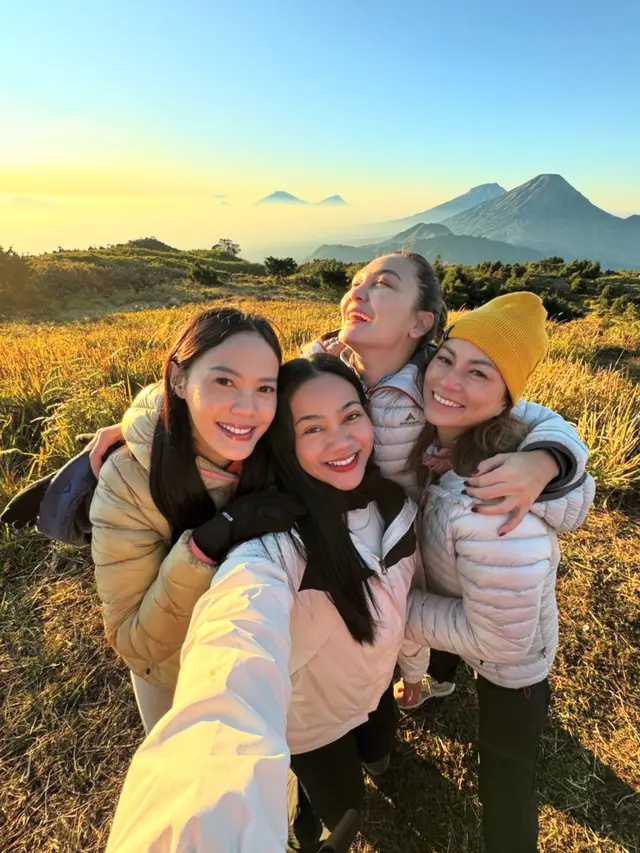 Yura Yunita, Marianne Rumantir, Luna Maya, dan Della Dartyan di Gunung Prau (Instagram/@yurayunita)