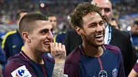 Penyerang PSG, Neymar Jr dan gelandang Marco Verratti merayakan timnya meraih juara Piala Prancis usai mengalahkan Les Herbiers di final di Stade de France di Saint-Denis, Paris (8/5). PSG menang 2-0 atas Tim divisi tiga tersebut. (AFP Photo/Franck Fife)