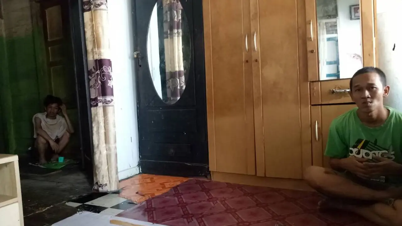 Dua kakak beradik ini menderita gangguan jiwa, dimana salah satunya harus dipasung didalam rumahnya di Kecamatan SU 2 Palembang (Liputan6.com / Nefri Inge)
