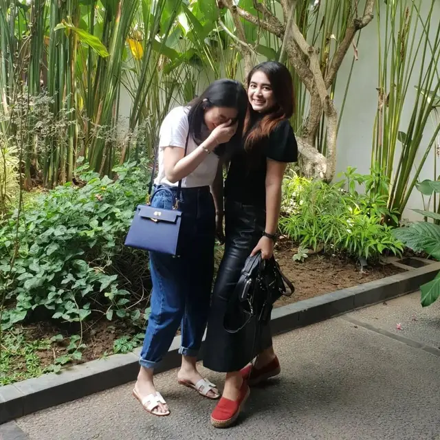 6 Kebersamaan Selvi Ananda dan Kakak yang Jarang Tersorot, Kompak Bak Sahabat