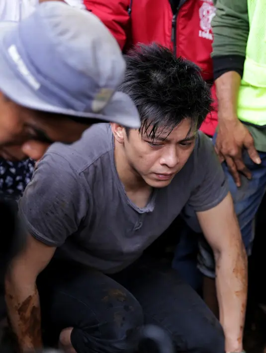 Isak tangis haru dari para kerabat, keluarga hingga Ariel NOAH menyelimuti proses pemakaman jenazah Nazmul Irphan (30/03/16). (Adrian Putra/Bintang.com)