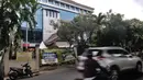 Kendaraan melintas di depan Kantor Kecamatan Kelapa Gading yang ditutup sementara, Jakarta, Senin (21/9/2020). Kantor Kecamatan Kelapa Gading ditutup sementara selama 3 hari hingga Rabu (23/9) mendatang, pasca meninggalnya Camat Kelapa Gading, M Harmawan akibat COVID-19. (merdeka.com/Iqbal Nugroho)