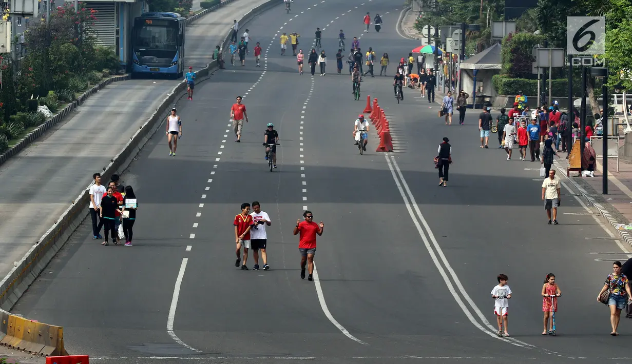 Suasana pengunjung CFD pada hari Minggu pertama di Ramadan 1438 Hijriah, Jakarta, Minggu (28/5). (Liputan6.com/Johan Tallo)