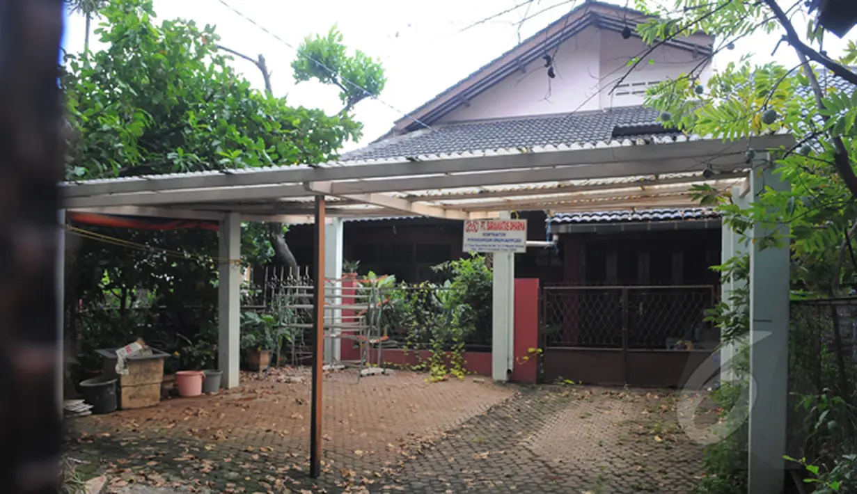 Sebuah rumah kosong yang alamatnya sama dengan PT Barkanatas Dharma, salah satu CV pemenang tender pengadaan UPS SMAN 2 senilai Rp 5,8 miliar lebih, Jakarta. Foto diambil pada Minggu (1/3/2015). (Liputan6.com/Herman Zakharia)