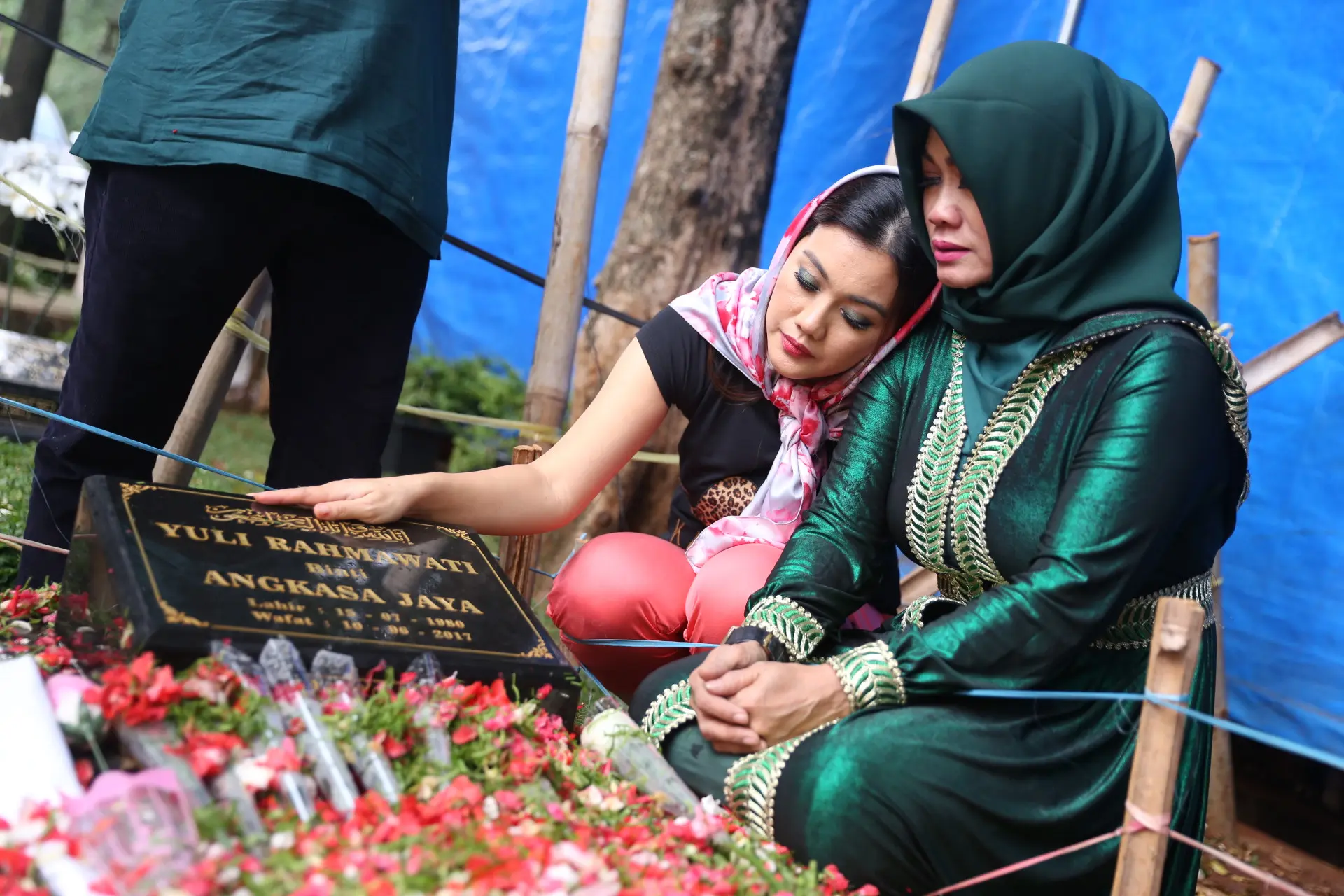 Sri Wulansih hampir tiap hari berziarah ke makam Julia Perez (Nurwahyunan/Bintang.com)
