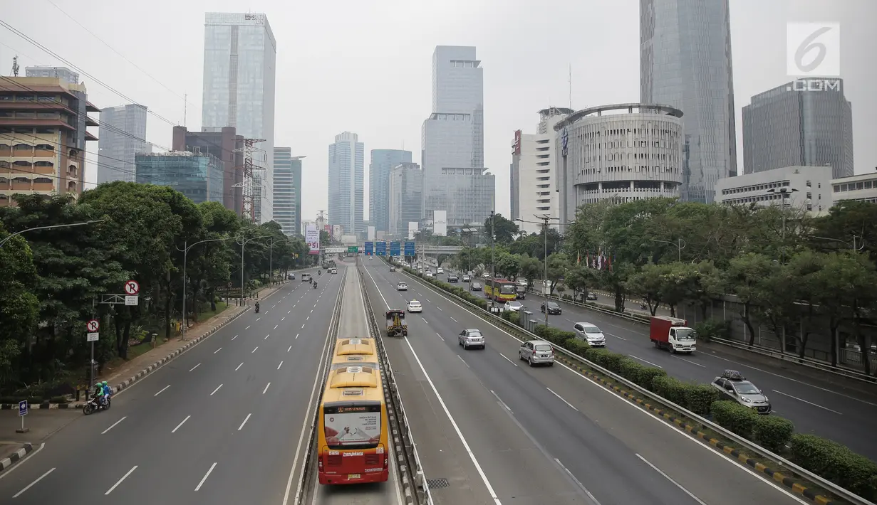 Suasana lalu lintas yang lengang di lajur arteri dan Tol Dalam Kota di ruas Jalan Gatot Subroto, Jakarta, Jumat (23/6). Hari pertama pelaksanaan cuti bersama Lebaran 2017, jalanan di berbagai ruas Ibu Kota pagi ini lancar. (Liputan6.com/Faizal Fanani)
