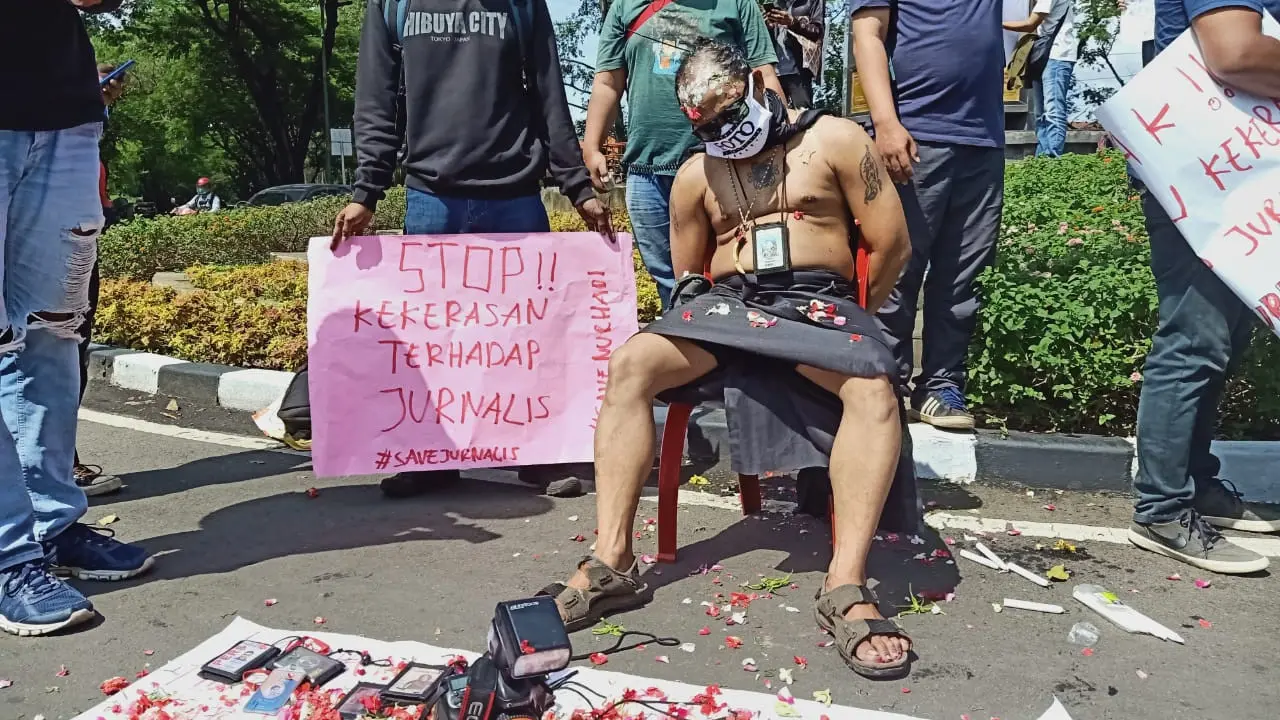 Aksi teatrikal wartawan Tangerang untuk jurnalis Tempo Surabaya, Nurhadi