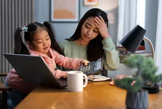 Anak yang tumbuh dalam lingkungan penuh tuntutan dan kewaspadaan tinggi sering berkembang menjadi sosok super perfeksionis. Mereka merasa harus selalu benar, takut gagal, dan sulit menerima ketidaksempurnaan — baik pada diri sendiri maupun orang lain. (foto/dok: freepik)