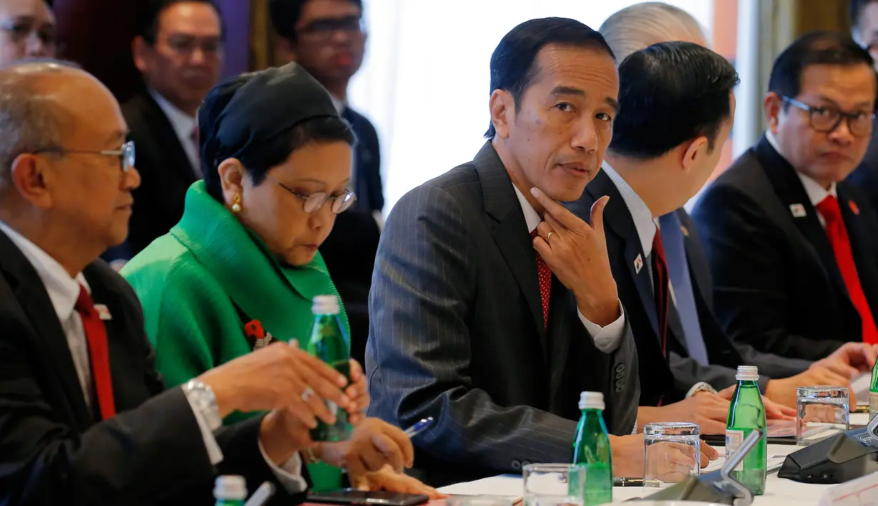 Presiden Joko Widodo atau Jokowi saat melakukan kunjungan ke Sydney, Australia, Sabtu (25/2). Dalam kunjungan tersebut, sejumlah pertemuan penting akan digelar Jokowi bersama dengan Perdana Menteri Australia Malcolm Turnbull. (Jason Reed/Pool/AFP)