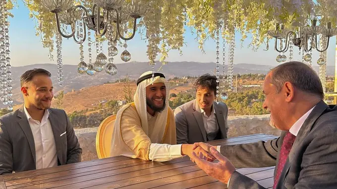 Dikabarkan Menikah, Sabda Ahessa Mantan Kekasih Wulan Guritno Tampil Bak Pangeran Arab