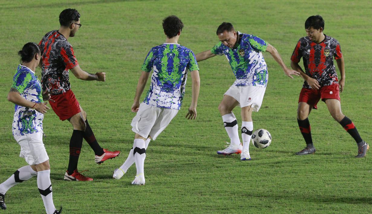 Mochamad Iriawan mencetak gol pembuka untuk timnya. Sontekannya memanfaatkan umpan perwakilan FIFA dengan mulus masuk ke gawang tim merah dan hitam. (Bola.com/M Iqbal Ichsan)