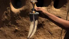 Foto 6 Oktober 2018, perajin memegang pisau tradisional, jambiya, yang terbuat dari sisa-sisa rudal di Hajjah, Yaman. Serpihan logam sisa-sisa dari rudal yang ditembakkan Koalisi Arab Saudi dikumpulkan dan diubah menjadi belati jambiya. (AP/Hammadi Issa)