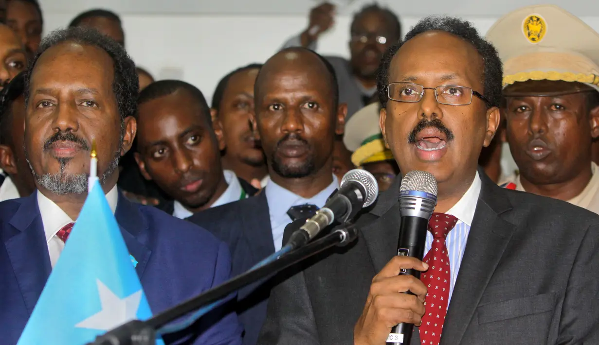 Mohamed Abdullahi Farmajo menyampaikan sambutan sesaat setelah terpilih sebagai Presiden baru Somalia di Mogadishu, Rabu (8/2). Farmajo adalah perdana menteri pada pemerintahan federal peralihan Somalia antara 2009 dan 2010. (AP Photo/Farah Abdi Warsameh)