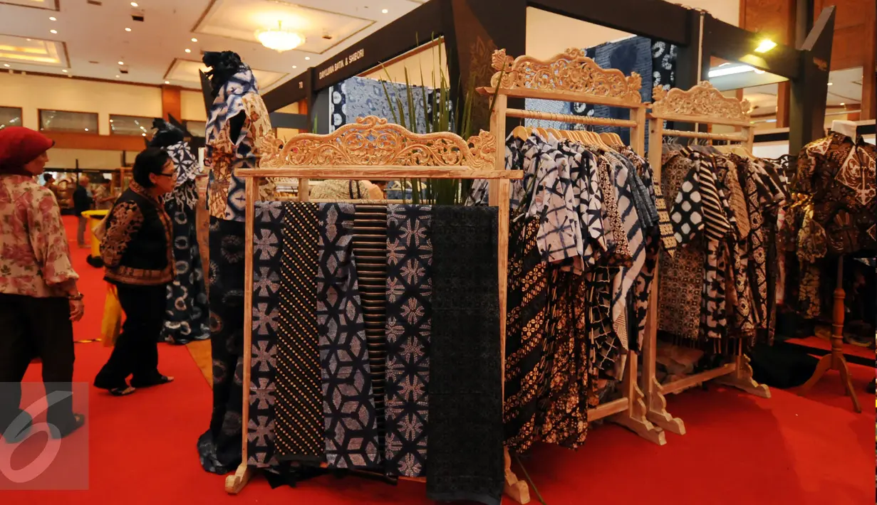 Pengunjung melihat-lihat stand batik yang pada pameran WARISAN 2016 di Jakarta, Kamis (25/8). Pameran wastra batik ini menampilkan karya pebatik terbaik Indonesia baik tulis maupun cap dengan nuansa yang berbeda. (Liputan6.com/Helmi Fithriansyah)