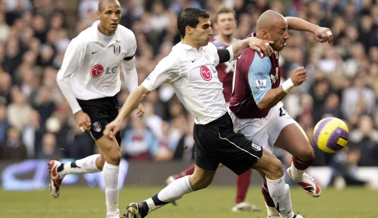 Gelandang Julien Faubert (kanan) saat berseragam klub Inggris, West Ham United dalam pertandingan menghadapi Fulham di London  pada tanggal 23 Februari 2008. Di West Ham Julien Faubert sempat dipinjamkan ke Real Madrid pada 2009. (AFP Photo/Shaun Curry)