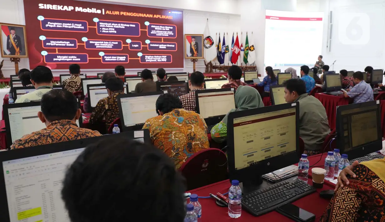 Sejumlah petugas melakukan pemantauan rekapitulasi penghitungan suara secara nasional pada Pemilihan Kepala Daerah (Pilkada) Serentak 2024 melalui aplikasi Sirekap di ruang monitoring tabulasi suara Komisi Pemilihan Umum (KPU) Republik Indonesia, Jakarta, Jumat (29/11/2024). (Liputan6.com/Angga Yuniar)