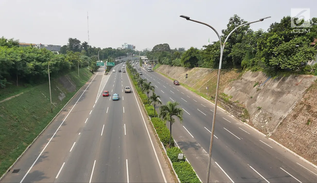 Sejumlah kendaraan melintas di ruas tol Jakarta Outer Ring Road (JORR), Jakarta, Senin (11/6). H-4 Lebaran sejumlah ruas tol di Jakarta ramai lancar. (Liputan6.com/Herman Zakharia)