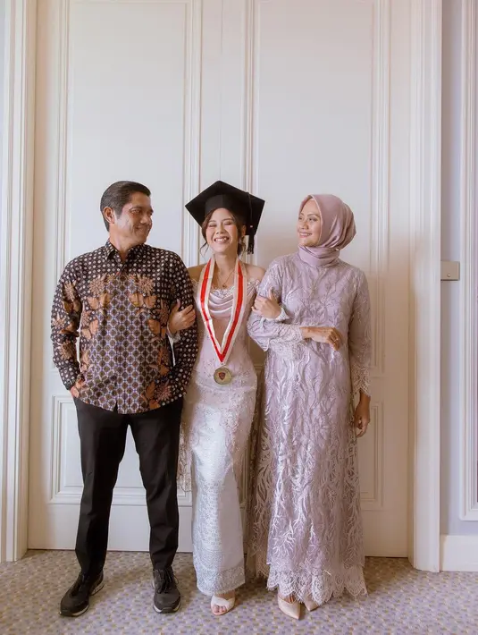 Kebaya soft pink ini membuat Nadin Amizah terlihat cantik seperti putri di negeri dongeng [instagram/cakecaine