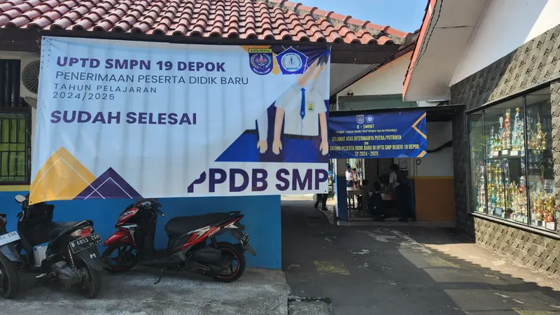 Tampak halaman depan SMP Negeri 19 Depok yang berada di Pancoran Mas, Depok. (Liputan6.com/Dicky Agung Prihanto)