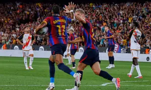 Raphinha dari Barcelona melakukan selebrasi setelah mencetak gol pertama timnya pada pertandingan La Liga Spanyol antara Barcelona dan Rayo Vallecano di Barcelona, ​​Spanyol, Selasa (1-9-2026) dini hari WIB. (AP Photo/Joan Monfort)