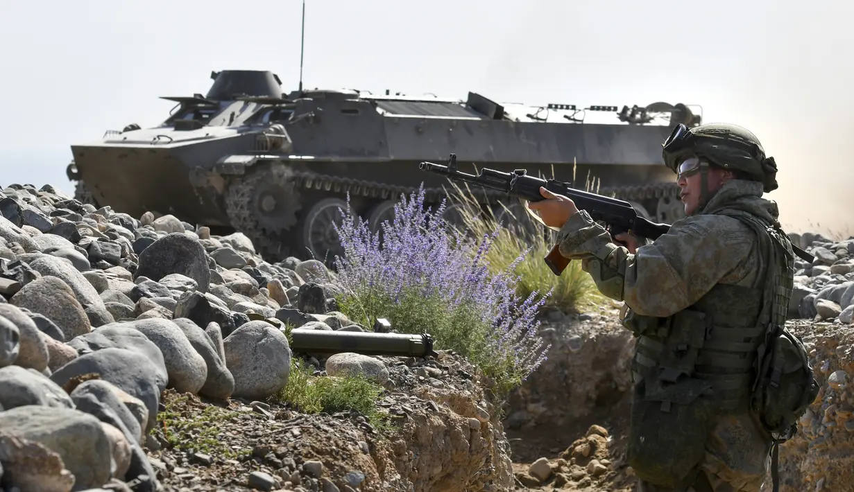 Seorang tentara Rusia menembak saat latihan militer bersama di tempat latihan Edelweiss, Kyrgyzstan, Kamis (9/9/2021). Latihan ini diikuti negara-negara Organisasi Perjanjian Keamanan Kolektif atau Collective Security Treaty Organization (CSTO). (AP Photo/Vladimir Voronin)