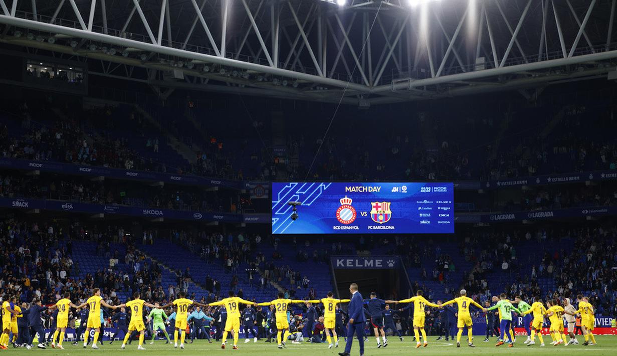<p>Total, Barcelona sudah 27 kali juara La Liga Spanyol atau terpaut 8 trofi dari Real Madrid. (AP Photo/Joan Monfort)</p>