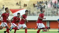 Para pemain Timnas U-19 merayakan gol saat mengalahkan Filipina 3-1 dalam laga uji coba di Stadion Maguwoharjo, Sleman, Jumat (19/8/2016). (Bola.com/Romi Syahputra)