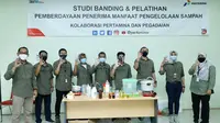 Pertamina melalui Program CSR memfasilitasi Bank Sampah yang menjadi mitra binaannya untuk mengolah sampah menjadi energi terbarukan.