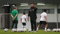 Pelatih Timnas Indonesia U-22, Indra Sjafri memberikan instruksi saat pemusatan latihan untuk SEA Games 2023 yang berlangsung di Lapangan A, Kompleks Stadion Utama Gelora Bung Karno (SUGBK), Kamis (02/03/2023). Pemusatan latihan ini akan berlangsung dari tanggal 1-16 Maret 2023. (Bola.com/Bagaskara Lazuardi)