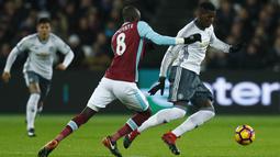 Gelandang Mnachester United, Paul Pogba, berusaha melewati gelandang West Ham, Cheikhou Kouyate. Pada laga ini total MU melakukan 13 kali percobaan mencetak gol, sementara tuan rumah hanya delapan kali mendapatkan kesempatan. (Reuters/Eddie Keogh)
