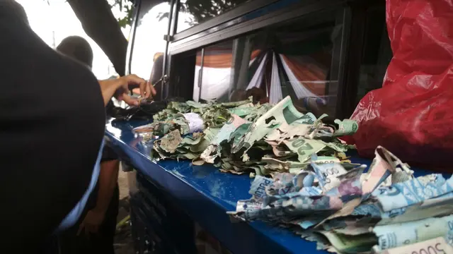 Saat Petugas BI Cirebon Melayani Penukaran Uang Kertas Rusak Dimakan Rayap