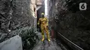 Petugas PPSU menyemprotkan disinfektan secara rutin saat pemberlakuan karantina wilayah skala kecil atau mini lockdown di RT 011 RW 009, Kelurahan Kayu Putih, Pulogadung, Jakarta Timur, Minggu (6/6/2021). Warga RT 011 RW 009 diduga terpapar karena klaster keluarga. (merdeka.com/Iqbal S. Nugroho)
