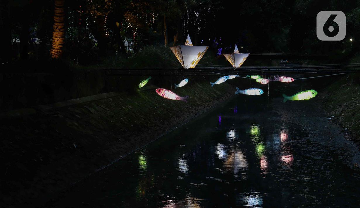 Suasana Jakarta Lights Festival di Taman Sumenep, Jakarta, Jumat (23/12/2022). Pemprov DKI Jakarta menggelar acara Jakarta Lights Festival sebagai rangkaian perayaan Natal dan Tahun Baru (Nataru) 2023. (Liputan6.com/Herman Zakharia)